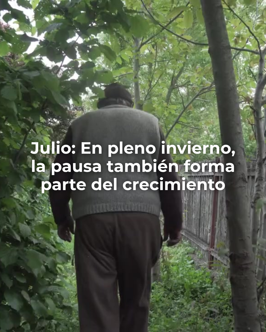 Persona caminando por el jardin en pleno invierno: en julio la pausa tambien es parte del crecimiento - Whenua
