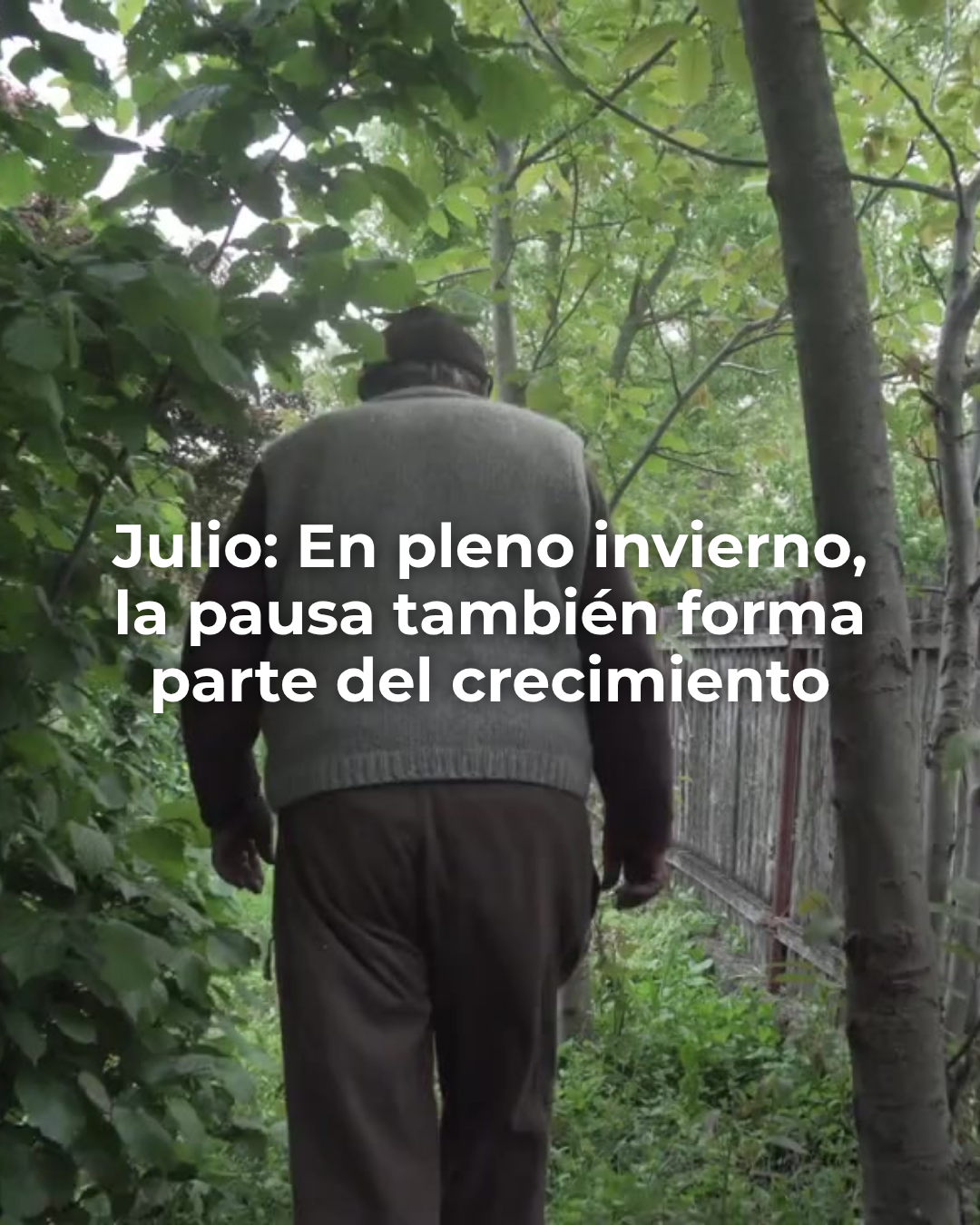 Persona caminando por el jardin en pleno invierno: en julio la pausa tambien es parte del crecimiento - Whenua