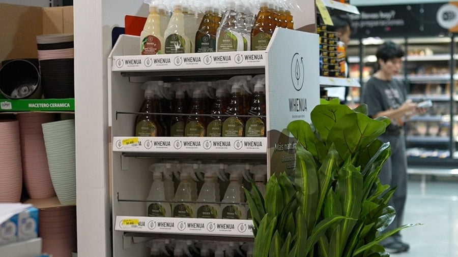 Exhibidor Whenua con productos biológicos en el pasillo de jardín de Lider